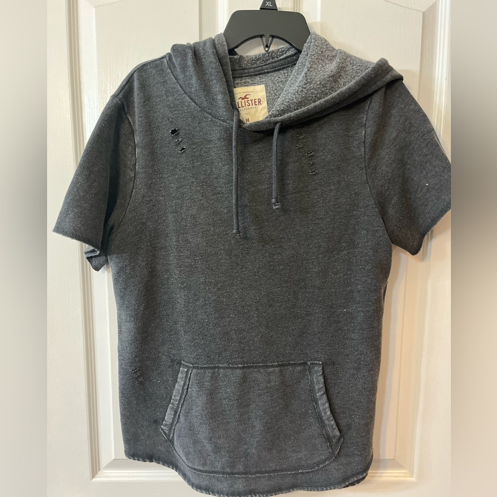 Men’s Hollister distressed short sleeved hooded shirt Medium-Like New